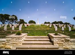 Lentrata del Cimitero di Guerra Canadese di Agira, situato su una collina  vicino alla città Foto stock - Alamy