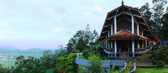 Dataran ini sudah tidak asing lagi bagi masyarakat indonesia, karena dikenal dengan pesona alamnya yang indah di pulau jawa yang dikelilingi oleh hijau pegunungan dan hamparan awan. Dieng Plateau Theater Destinasi Dieng