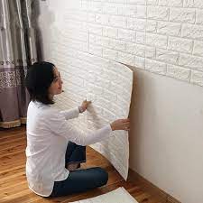Pemasangan wallpaper pada dinding rumah memang tidak murah. 10 Cara Memasang Wallpaper Dinding Mudah Enggak Butuh Bantuan