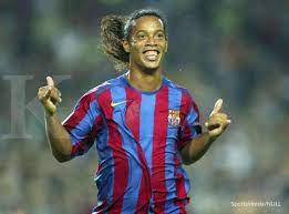 Ronaldinho is the brother of assis (retired). Mantan Jebolan Akademi Barcelona Ronaldinho Lebih Baik Dari Messi