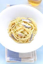 La pasta con alici fresche è un delizioso e semplice primo piatto della cucina italiana, ricco di gusto come le tradizionali ricette siciliane. Spaghetti Con Acciughe Fresche Finocchietto E Limone Zucchero E Zenzero