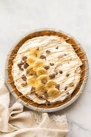 Arrange bananas end to end, cutting cut small corner off reserved bag of peanut butter chocolate spread. No Bake Reese Peanut Butter Chocolate Banana Cream Pie