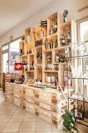 Store Furniture With Pallets And Fruit Boxes Pallet Diy Diy Pallet Projects Pallet Furniture Bedroom