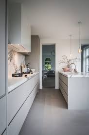 cuisine grise 13 idees deco pour utiliser cette couleur 13 cette couleur cu in 2020 contemporary grey kitchen contemporary kitchen interior kitchen interior