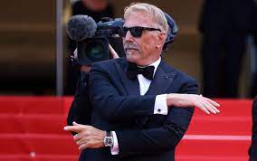 Kevin Costner si commuove al Festival di Cannes: 7 minuti di applausi per  Horizon | Sky Tg24