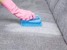 Eine schöne couch findet sich in nahezu jedem haushalt. Sofa Reinigen Mit Hausmitteln So Klappt Es Muhelos Bildderfrau De