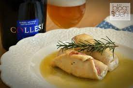 Oggi vi propongo gli involtini di pollo alla birra ripieni con prosciutto cotto e formaggio, un secondo piatto squisito semplice e veloce da preparare con pochi ingredienti. Involtini Di Pollo Alla Birra Artigianale