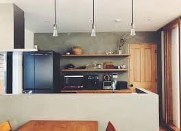 asaはinstagramを利用しています 𓐄 我が家のキッチンはモルタル壁にモルタルの袖壁です 暗くなるかなーと思ってましたが 吹き抜け階段にある大きな窓のお陰で明るいです𓅿 以前 パンを焼くために買ったシャープのオーブンはすごく良いけど大きいし色が赤 替え