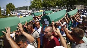 Mahkamah agung belanda menyatakan pasukan penjaga perdamaian dari belanda ikut bersalah dan bertanggung jawab sebesar 10% terhadap pembantaian terhadap 350 muslim di srebrenica yang terjadi pada. Ribuan Orang Napak Tilas Peringati Pembantaian Srebrenica