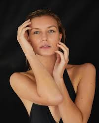 Laura Mills (@takenbylaurajlm)