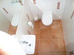 Ideen für ein bad, das ihren bedürfnissen gerechter besonders wichtig sind großformatige fliesen, die die flächen in einem kleinen badezimmer hier werden metallkonstruktionen raumhoch oder halbhoch vor eine bestehende wand gesetzt. Fliesen Fur Gaste Wc Quadratisch Praktisch Gut Bader Seelig