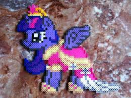 ( grille gratuite ) pour cette dix septième grille du plaid patchwork * une impression d'automne, flotte dans l'air frais la nature se pare, jour après jour, de teintes mordorées. Twilight Sparkle Alicorn Royal Bead Sprite By Prettypixelations On Deviantart Bead Sprite Twilight Sparkle Perler Beads Designs