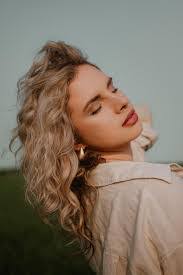 Alexis Brabant's Instagram, Twitter & Facebook