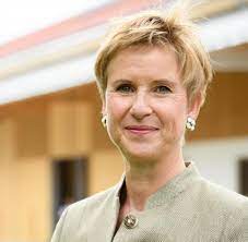 Their late mother, johanna, was the third wife of legendary industrialist herbert quandt, who guided bmw to. Reichste Frau Deutschlands Susanne Klatten Verliebt In Einen Kunstler Welt