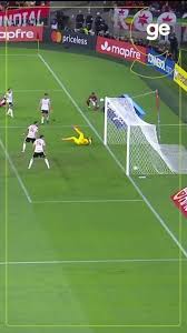 Aos 19 min do 2º tempo - gol de dentro da área de Pedro do Flamengo contra o Estudiantes