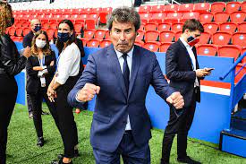 Il est ce mordu de football, qui a fait du journalisme une vocation tardive et qui arpente aujourd'hui. E B1zkrkalmnom