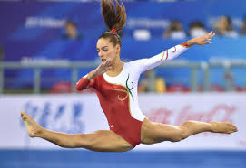 Prova que exige muita força e agilidade, movimentos giratórios devem ser executados, e com sustentação suficiente para percorrer toda a barra, assim como a regra dessa ginástica exige. Filipa Martins Lidera Ranking Mundial De Paralelas Assimetricas Ginastica Publico