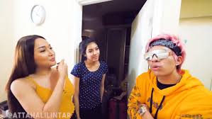 Namanya mulai dikenal sejak sering memajang foto tapi millen mulai berdandan feminin sejak duduk di bangku smp. Gara Gara Duduk Mepet Dengan Dipo Latief Saat Makan Millen Cyrus Dihujat Warganet Nikita Mirzani Amit Amit Jabang Bayi Semua Halaman Sajian Sedap