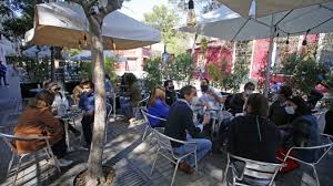 Tras los brutales destrozos que sufrieron los locales del barrio lastarria, producto de las movilizaciones por los «presos de la revuelta», los medios de comunicación condenaron el silencio de la alcaldesa de santiago. Santiago Locatarios Del Barrio Lastarria Se Suman A Plan De Reactivacion Economica