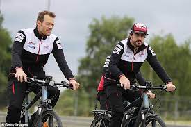 Premio principe de asturias campeón del mundo karting campeón del mundo f1 campeón del mundo resistencia 24h de le mans 24h daytona piloto. Formula One Hero Fernando Alonso Rushed To Hospital After Being Hit By A Car Aktuelle Boulevard Nachrichten Und Fotogalerien Zu Stars Sternchen