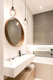 Salle De Bains A L Esprit Nature Moderne Ou Meme Design Le Melange Entre Le Bois Et Le Bla Como Decorar Banos Pequenos Diseno De Banos Decorar Banos Pequenos