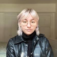 Quizas es cierto lo que dicen de nosotras” es la última película de la  dupla de directores @sofiapalomagomez y @cam.becer , la cuál está inspirada  en el caso de la secta de