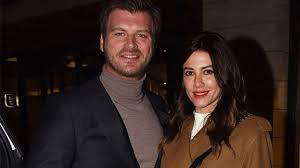 Başak hanımla kıvanç'ın hukuku eskiye dayandığı. Kivanc Tatlitug A Esi Basak Dizer Den Tam Destek