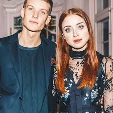 Hon och hennes kompis hade hittat biljetter till budapest för 86 kr/st.med ryan. Pin Pa Klader