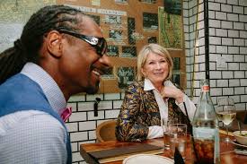 One of the new episodes will see stewart attempting to turn the rapper into a vegetarian. What Would You Serve With Gin And Juice At The Table With Martha Stewart And Snoop Dogg The New York Times