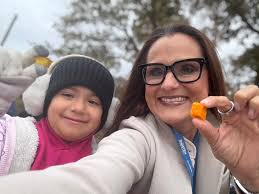Last week, Laurel Park's 2nd grade students got their hands dirty (and had  a blast!) at the Island Harvest Healthy Harvest Farm. After learning about  farming and healthy eating, they harvested fresh