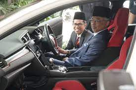 Kali terakhir, sultan terengganu berpeluang menjadi seri paduka baginda yang dipertuan agong ialah nenda tuanku sultan mizan, iaitu tuanku ini merupakan kali terakhir negara menyaksikan seorang raja melayu ditabalkan sebagai seri paduka baginda yang dipertuan agong dibalairong. Yang Di Pertuan Agong Terima Civic Type R Sebagai Hadiah Hari Keputeraan
