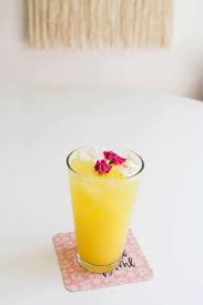 Fill a highball glass to the top with ice cubes. 2 Ingredient Vodka And Orange Juice Cocktail Cupcakes And Cutlery