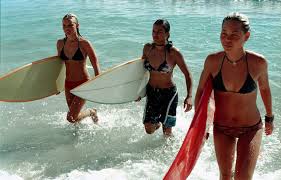 Kate bosworth carrying a yellow surfboard in blue crush. Blue Crush Filmkritik Bewertung Www Filmtoast De