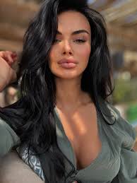 Saturday office vibes 🌴 Work feels different when your office looks like  this 💻🥥 ☀️ @glamourteam.official @katarzyna.k_ka