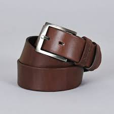 Avec un chino, vous pouvez tout oser, de la ceinture tressée à la ceinture colorée en tissu. Ceinture Cuir Noire Sym Largeur 4 Cm
