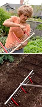 Rule maker 7006 328030 garden tools from sneeboer zn. 11 Ispolzovat Grabli S Trubki Prikreplennoj K Otmetki Strok Dlya Posadki Plants Garden Lovers Garden Projects