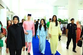 Mencucuri rahmat ke atas roh almarhum. Yam Che Puan Besar Khaleeda Ar Twitter Hm Raja Zarith Sofiah Binti Almarhum Sultan Idris Shah Permaisuri Of Johor And Hh Che Puan Khaleeda Attended The Wedding Ceremony Of Hh Tunku Kurshiah