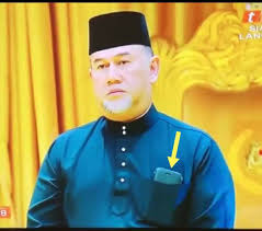 Dirinya adalah perdana menteri merangkap menteri luar negeri merangkap juga menteri dalam negeri. Telefon Apa Yang Dipakai Ydp Agong Semasa Majlis Angkat Sumpah Tun Mahathir Soyacincau Com