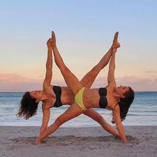 Beach Acro Yoga Sunsets This Photo Is Amazing Side Plank Yogaposesideas Beachyogapictures Partner Yoga Poses Acro Yoga Poses Couples Yoga Poses