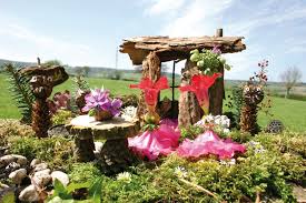 Schüler/innen können selbstständig zu gelesenen büchern fragen beantworten und punkte sammeln. Basteln Mit Naturmaterial Holzhauschen Mit Garten Kingkalli