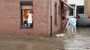 Het noodweer dat door nederland raast, laat lokaal op sommige plekken een catastrofe achter. Noodweer Ligt Op De Loer Zandzakken Liggen Klaar 1limburg Nieuws En Sport Uit Limburg