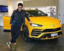 Mowa o lamborghini ursus, który kosztuje ponad 700 tysięcy złotych. Lamborghini Urus Kuba Wojewodzki