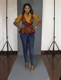 Model robe pagne africain robe africaine dentelle robe africaine stylée robe africaine moderne robe africaine tendance mode africaine femme mode africaine robe longue modele jupe taille haute stretch asymétrique & fendue sur un côté, motifs géométriques formes ovales en gris et violet. Girl S Dress African Wear African Fashion African Print Tops