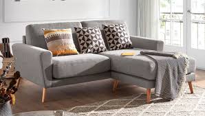 Gli angoli inutilizzati sono una vera e propria miniera di centimetri da sfruttare con soluzioni salvaspazio , arredi sospesi e complementi dalle dimensioni ridotte o che si sviluppano in altezza. Divano Con Chaise Longue La Guida Completa Chaise Longue Divano Con Chaise Longue Vantaggi Idee Consigli