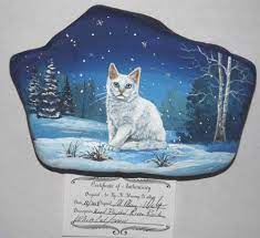 hand painted river rock white cat snow forest christmas holiday painting wild folkart steinmalerei katzen malereien kieselsteinkunst