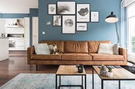 Match Made In Heaven Een Cognac Leren Bank Voor Een Blauwe Muur Roomed Interieur Woonkamer Woonkamer Bijzettafels