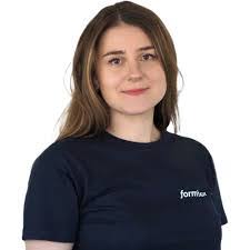 Lisa Wiederhold's Instagram, Twitter & Facebook