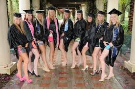 Последние твиты от selempang wisuda (@selempangbordir). 15 Pose Unik Saat Wisuda Ini Bisa Ditiru Yuk Kasih Tahu Teman Temanmu