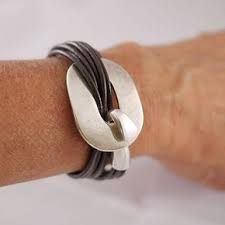 Les bracelets pour femme apportent une touche d'élégance et se déclinent en plusieurs modèles pour offrir une once d'originalité à votre tenue. Epingle Sur Bijou