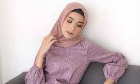 Selain warna hijau lumut, hijab warna krem juga cocok dipadukan dengan atasan berwarna hijau untuk bawahannya gunakan saja sepatu putih yang tampak netral dengan warna apapun. 10 Gambar Kerudung Yang Cocok Untuk Baju Warna Ungu Lavender